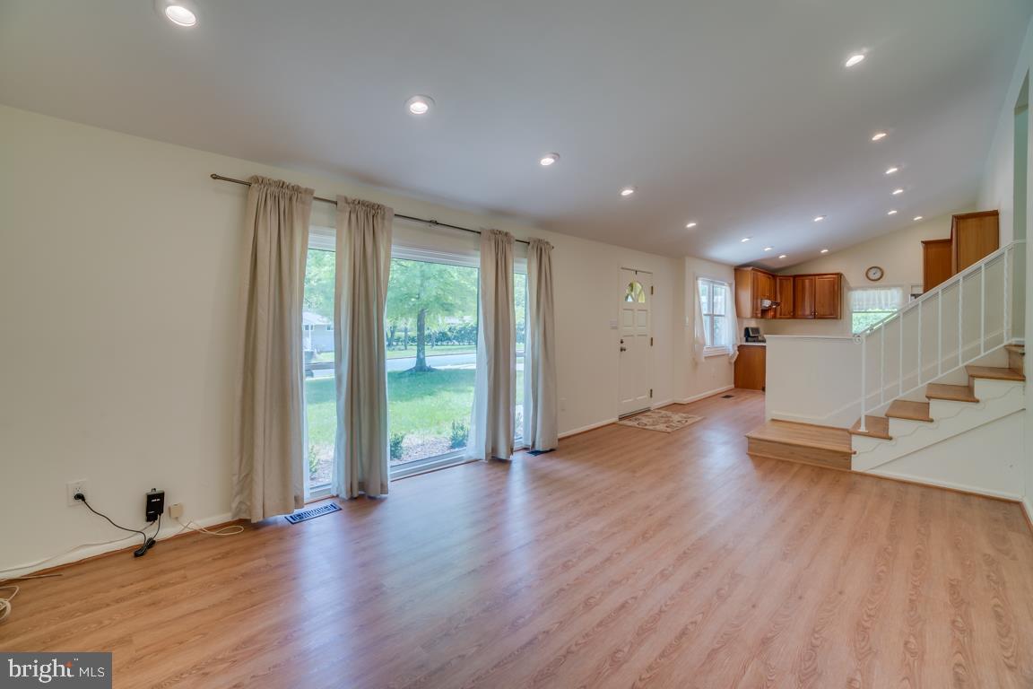4432 Roundhill Road Alexandria, VA 22310 - Photo 12 of 32 Living room