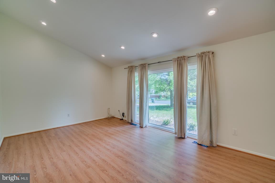 4432 Roundhill Road Alexandria, VA 22310 - Photo 13 of 32 Living room