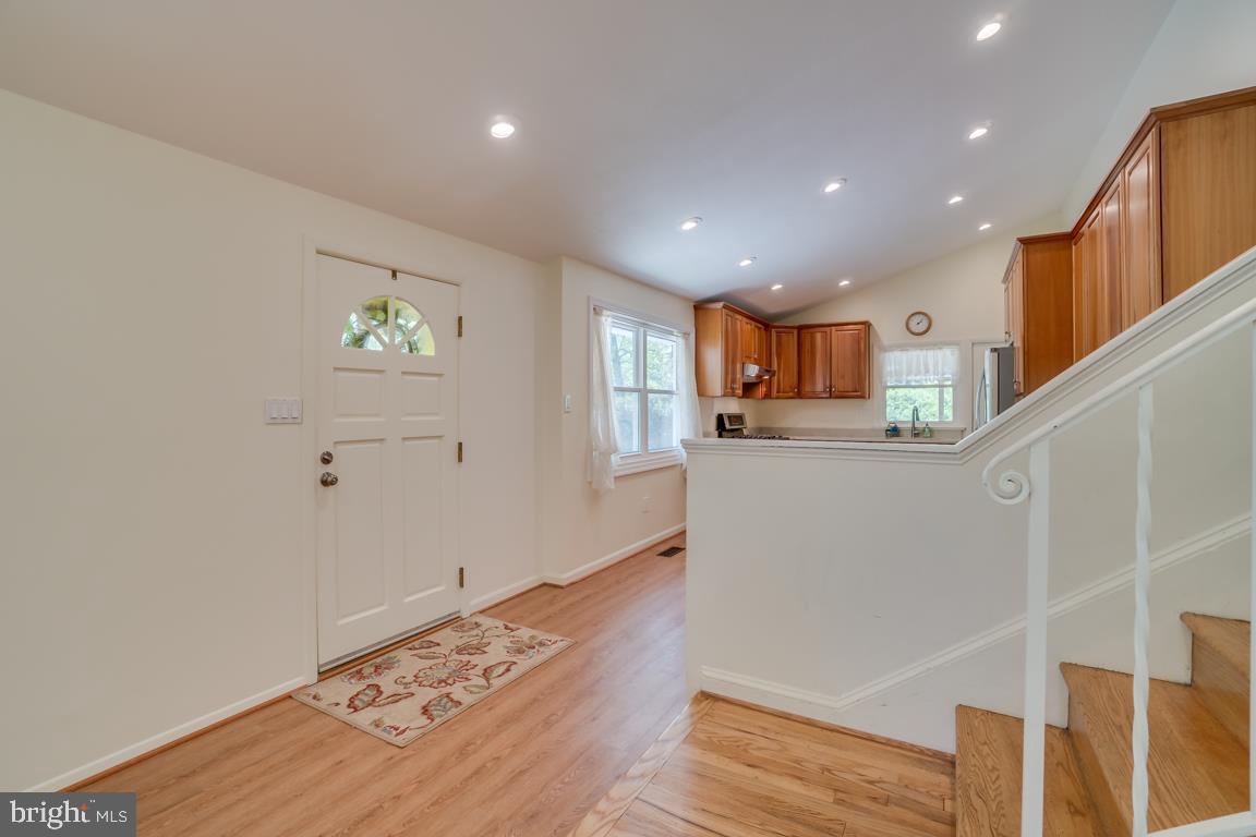 4432 Roundhill Road Alexandria, VA 22310 - Photo 14 of 32 Entry