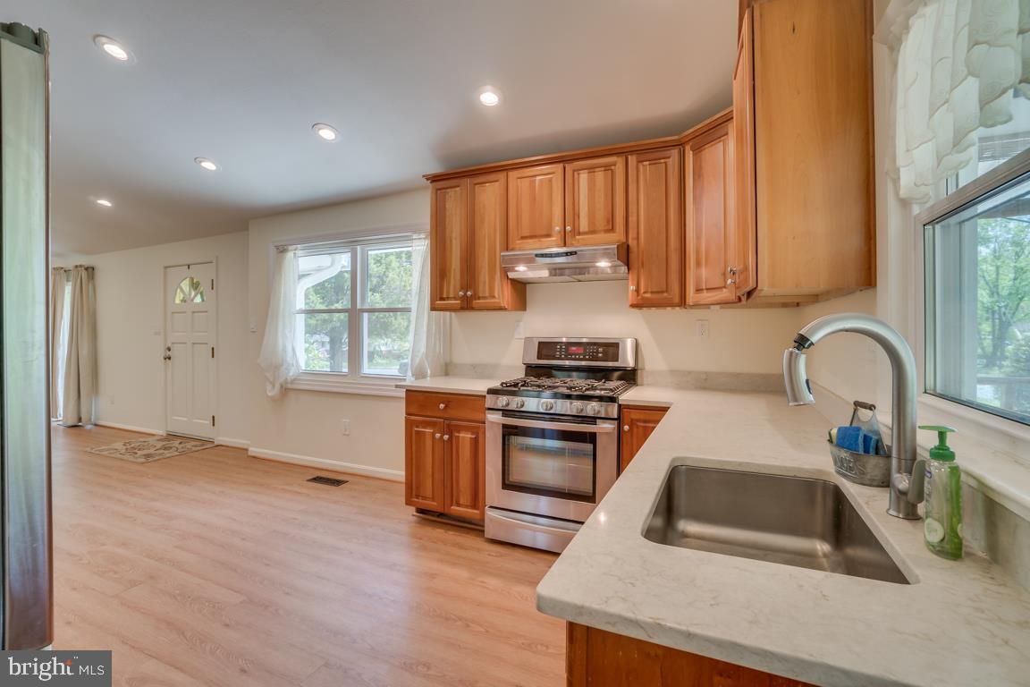 4432 Roundhill Road Alexandria, VA 22310 - Photo 3 of 32 Kitchen