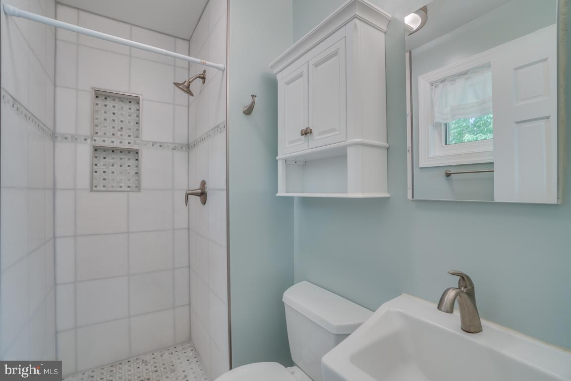 4432 Roundhill Road Alexandria, VA 22310 - Photo 22 of 32 Master Bath