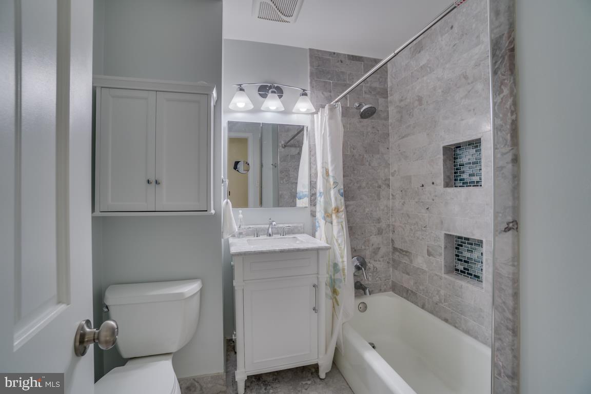 4432 Roundhill Road Alexandria, VA 22310 - Photo 24 of 32 Main Bathroom