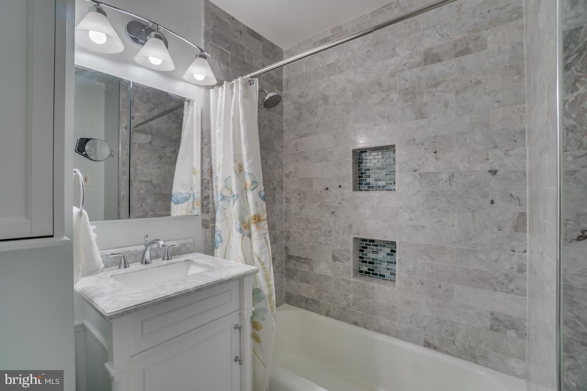 4432 Roundhill Road Alexandria, VA 22310 - Photo 25 of 32 Main Bathroom
