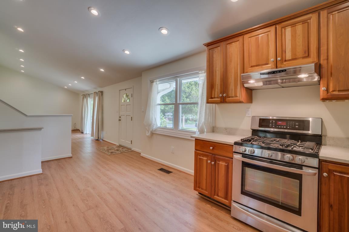 4432 Roundhill Road Alexandria, VA 22310 - Photo 4 of 32 Kitchen/Dinning