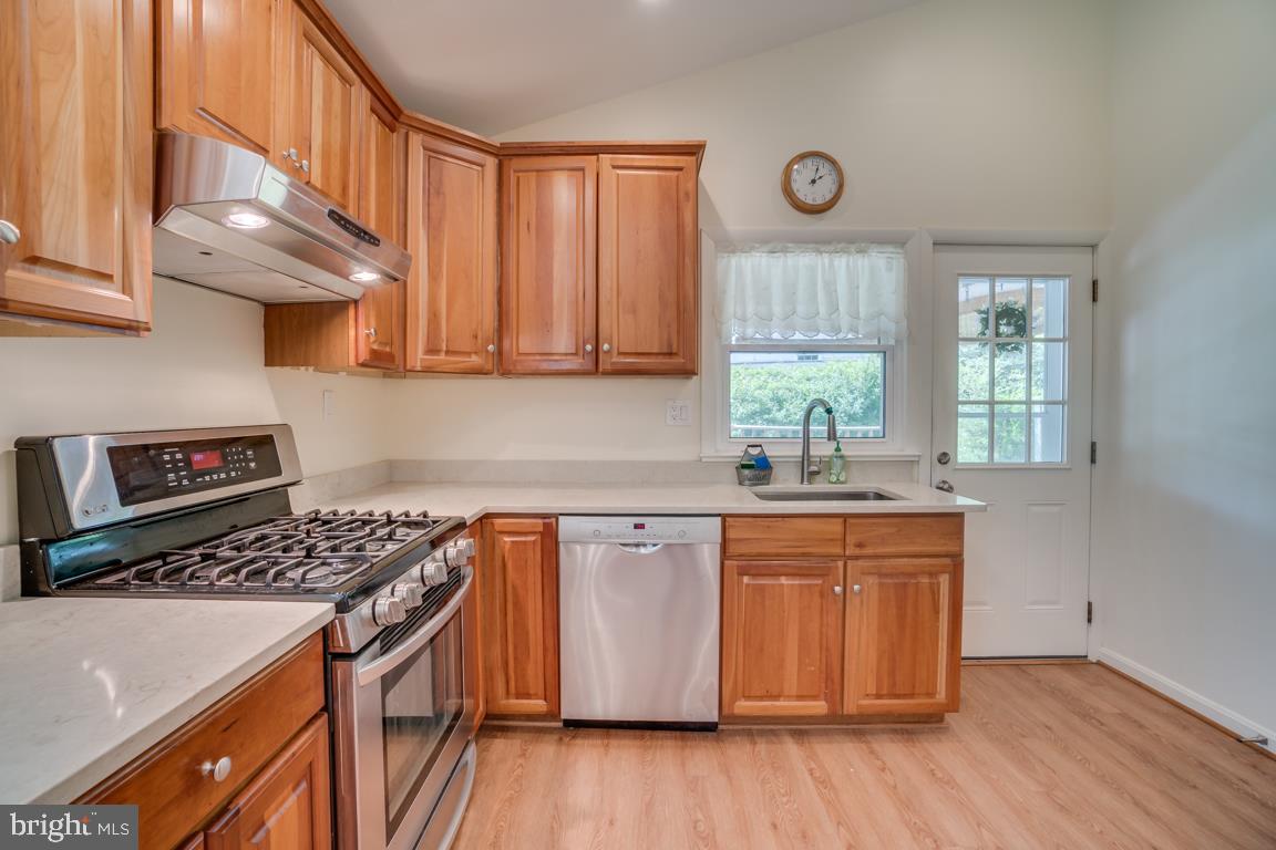 4432 Roundhill Road Alexandria, VA 22310 - Photo 6 of 32 Kitchen