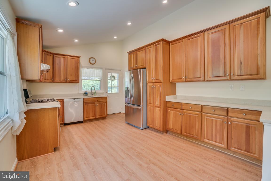 4432 Roundhill Road Alexandria, VA 22310 - Photo 9 of 32 Kitchen/Dinning
