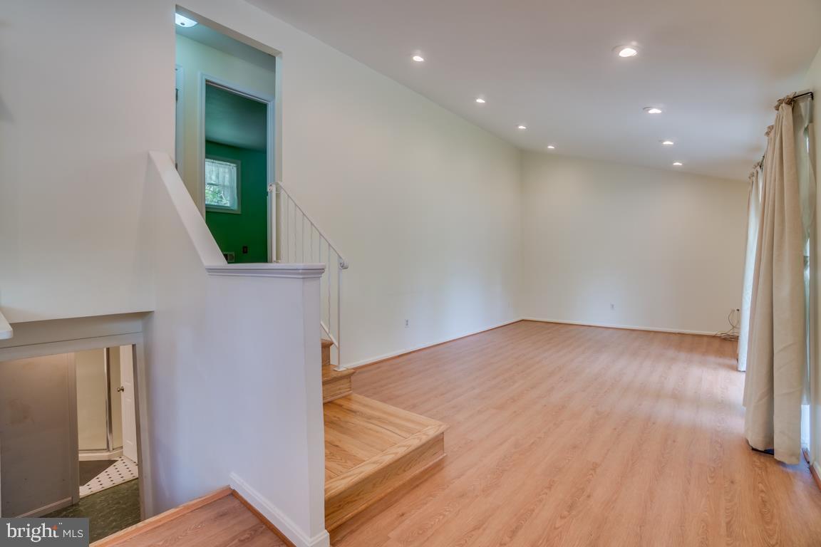4432 Roundhill Road Alexandria, VA 22310 - Photo 10 of 32 Main Floor