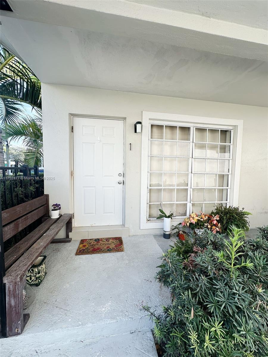 317 Hendricks Isle, Unit 1 Fort Lauderdale, FL 33301 - Photo 2 of 15 a backyard of a house