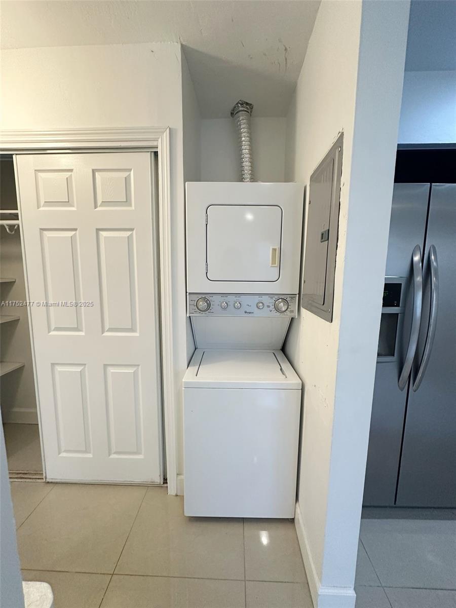 317 Hendricks Isle, Unit 1 Fort Lauderdale, FL 33301 - Photo 6 of 15 a utility room with dryer and washer