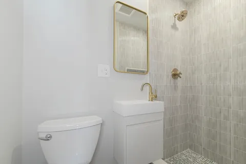 $3,250 | 183 Maverick Street, Unit 3, Boston, MA 02128