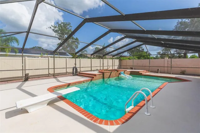 a view of a backyard