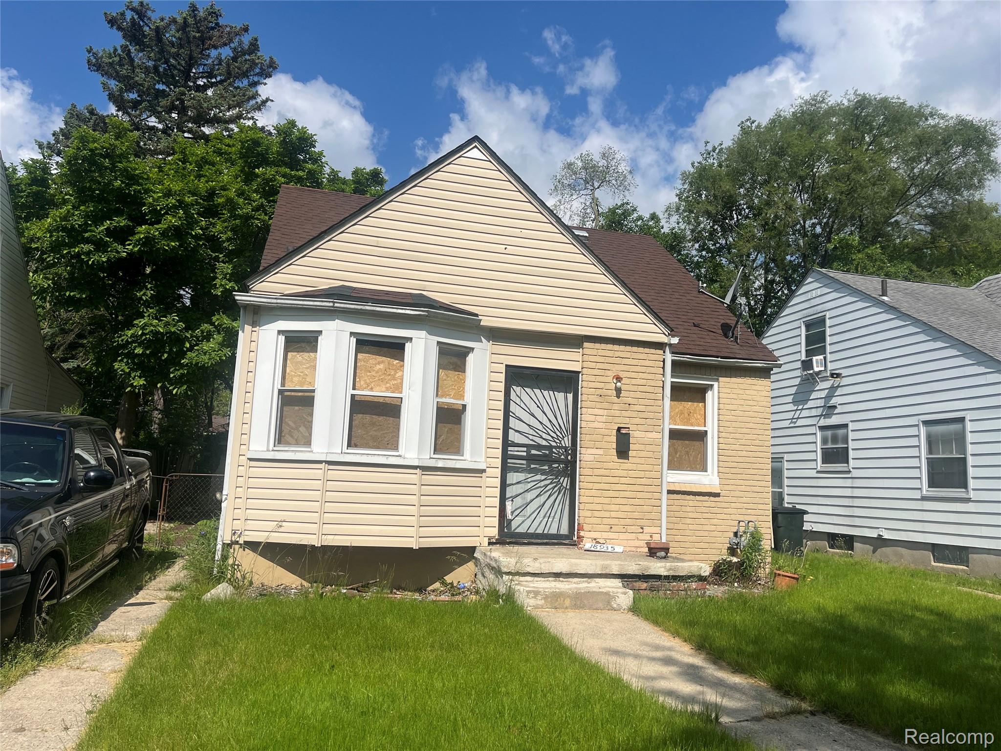 18935 Huntington Road Detroit, MI 48219 - Photo 1 of 8 IMG_6681.jpg