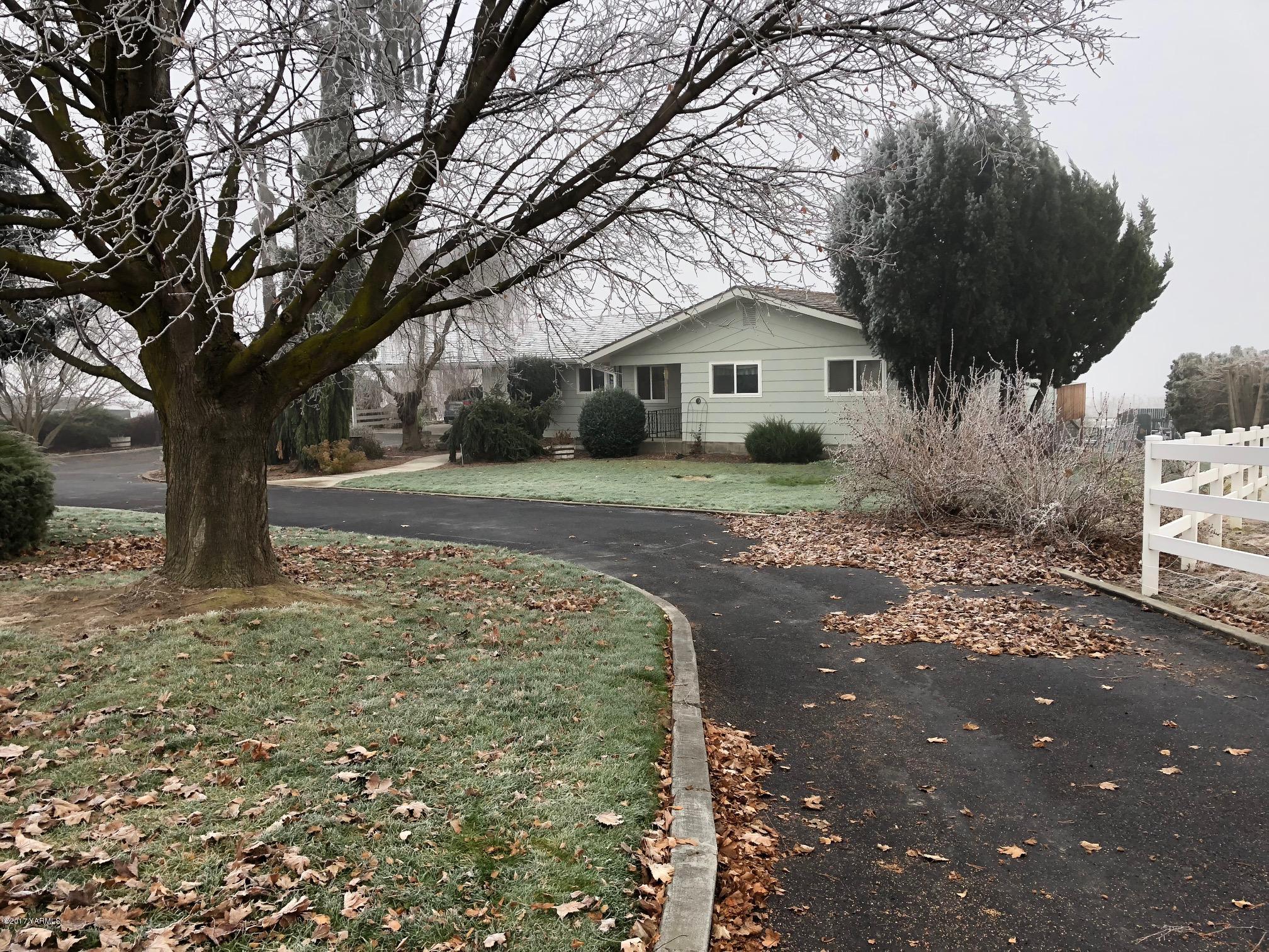 139601 Mccredie Road West Prosser, WA 99350 - Photo 2 of 55 a front view of a house with a yard