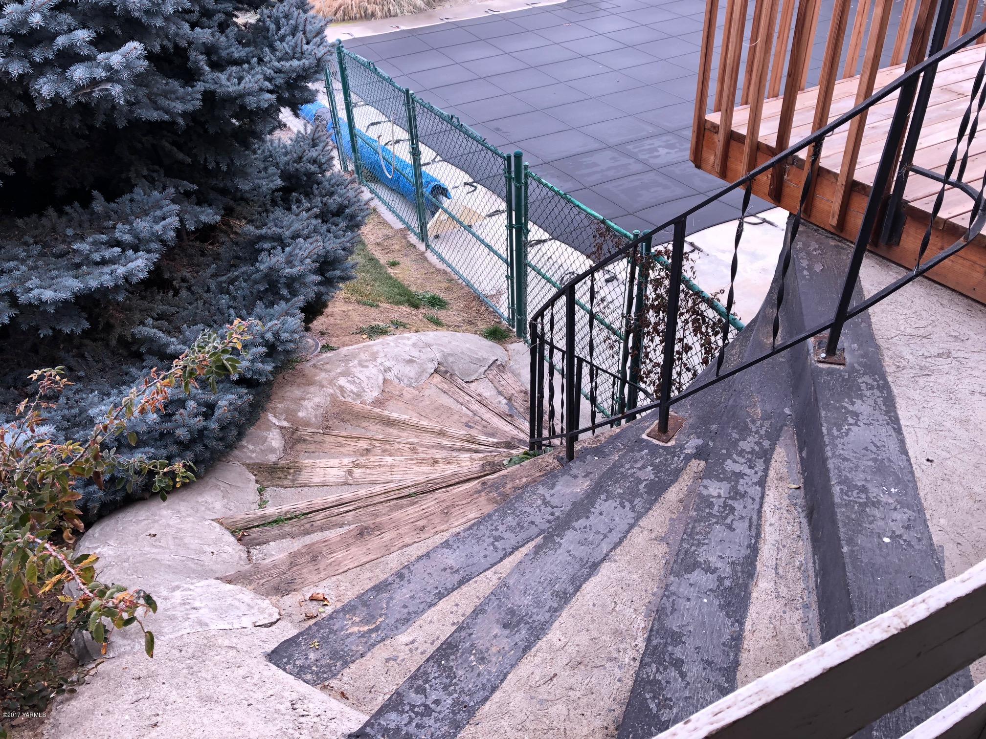 139601 Mccredie Road West Prosser, WA 99350 - Photo 24 of 55 a view of a backyard with sitting area