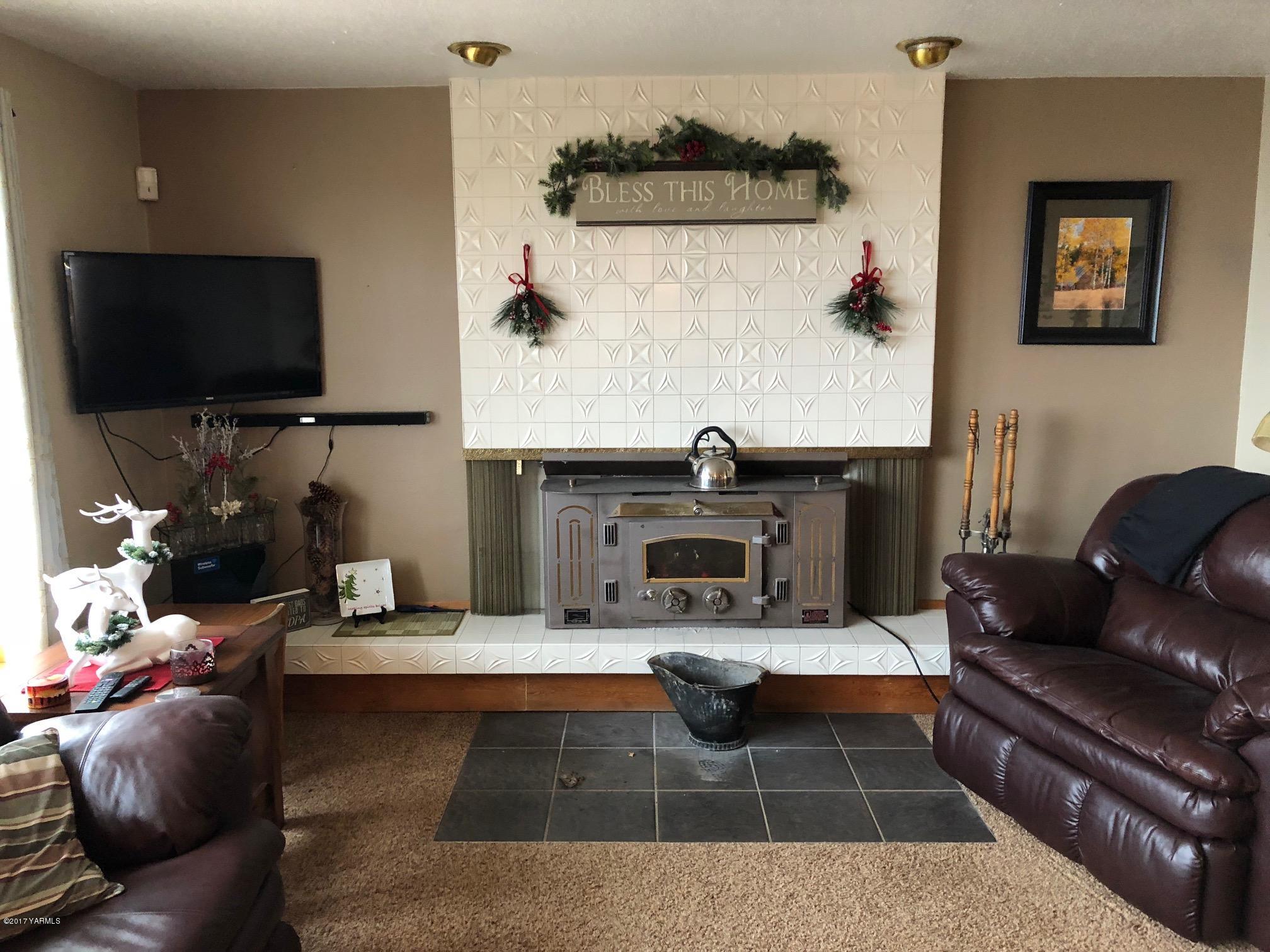 139601 Mccredie Road West Prosser, WA 99350 - Photo 36 of 55 a living room with furniture and a flat screen tv