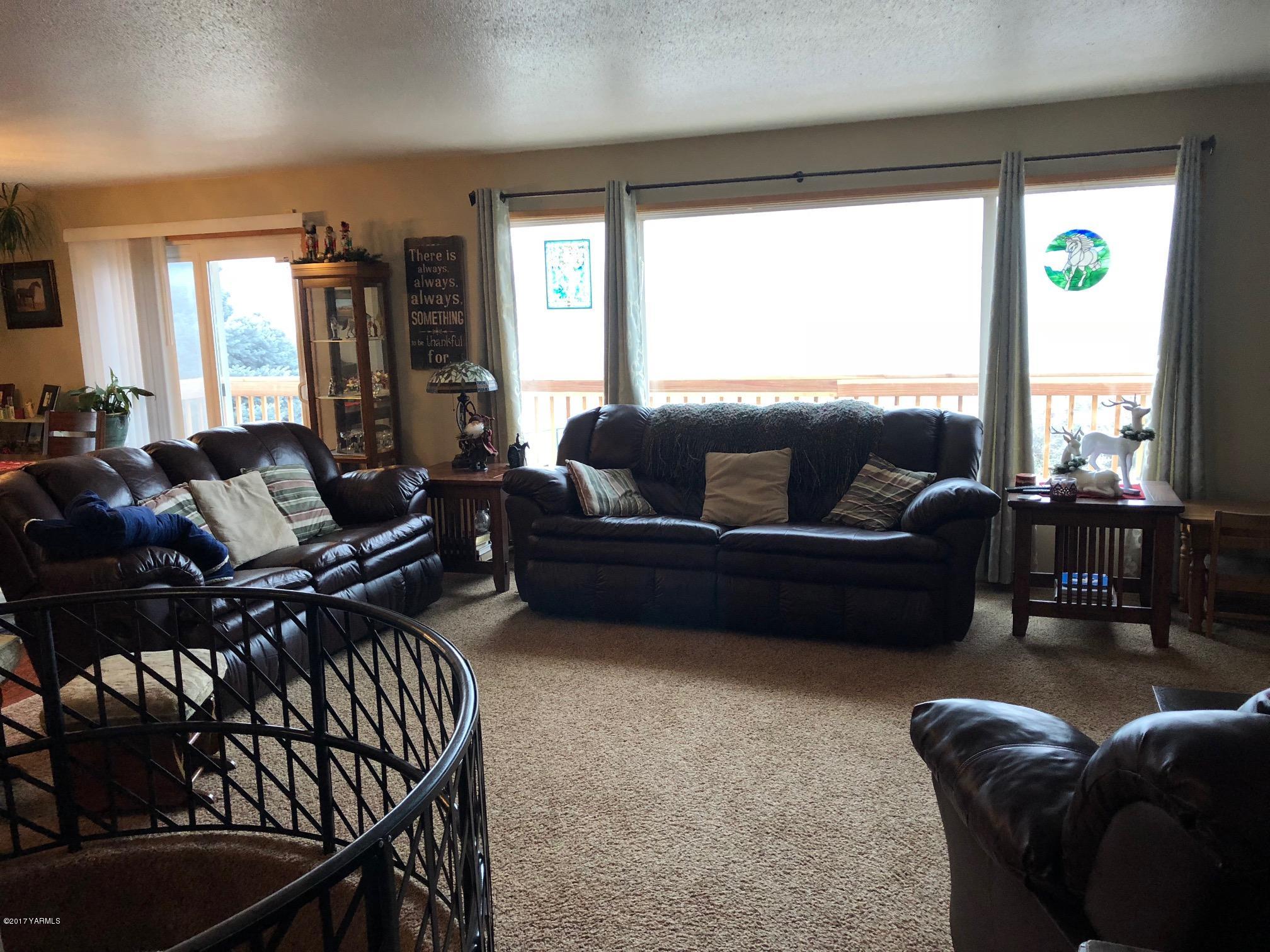 139601 Mccredie Road West Prosser, WA 99350 - Photo 37 of 55 a living room with furniture and a large window