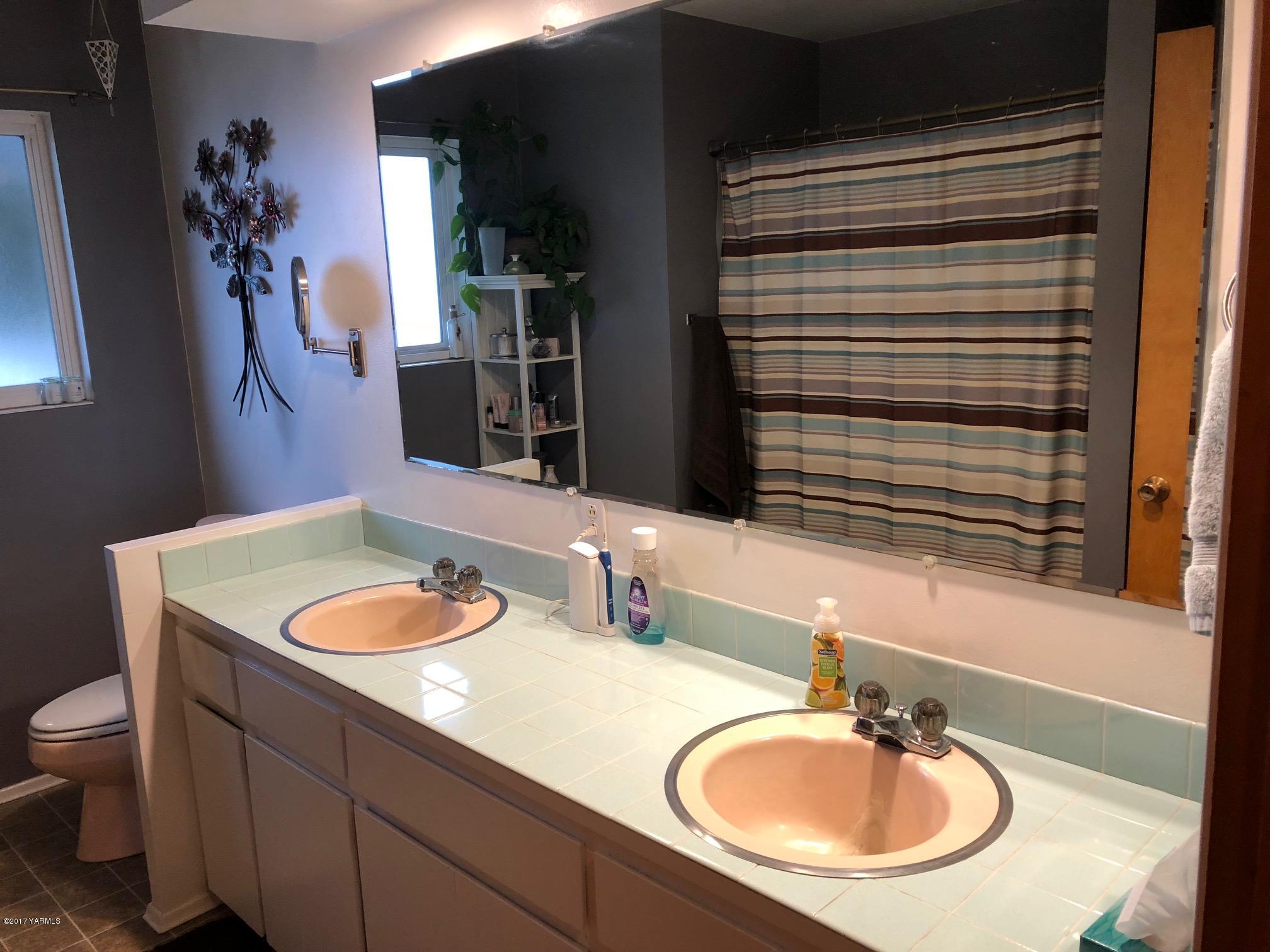 139601 Mccredie Road West Prosser, WA 99350 - Photo 39 of 55 a bathroom with a sink double vanity and a mirror