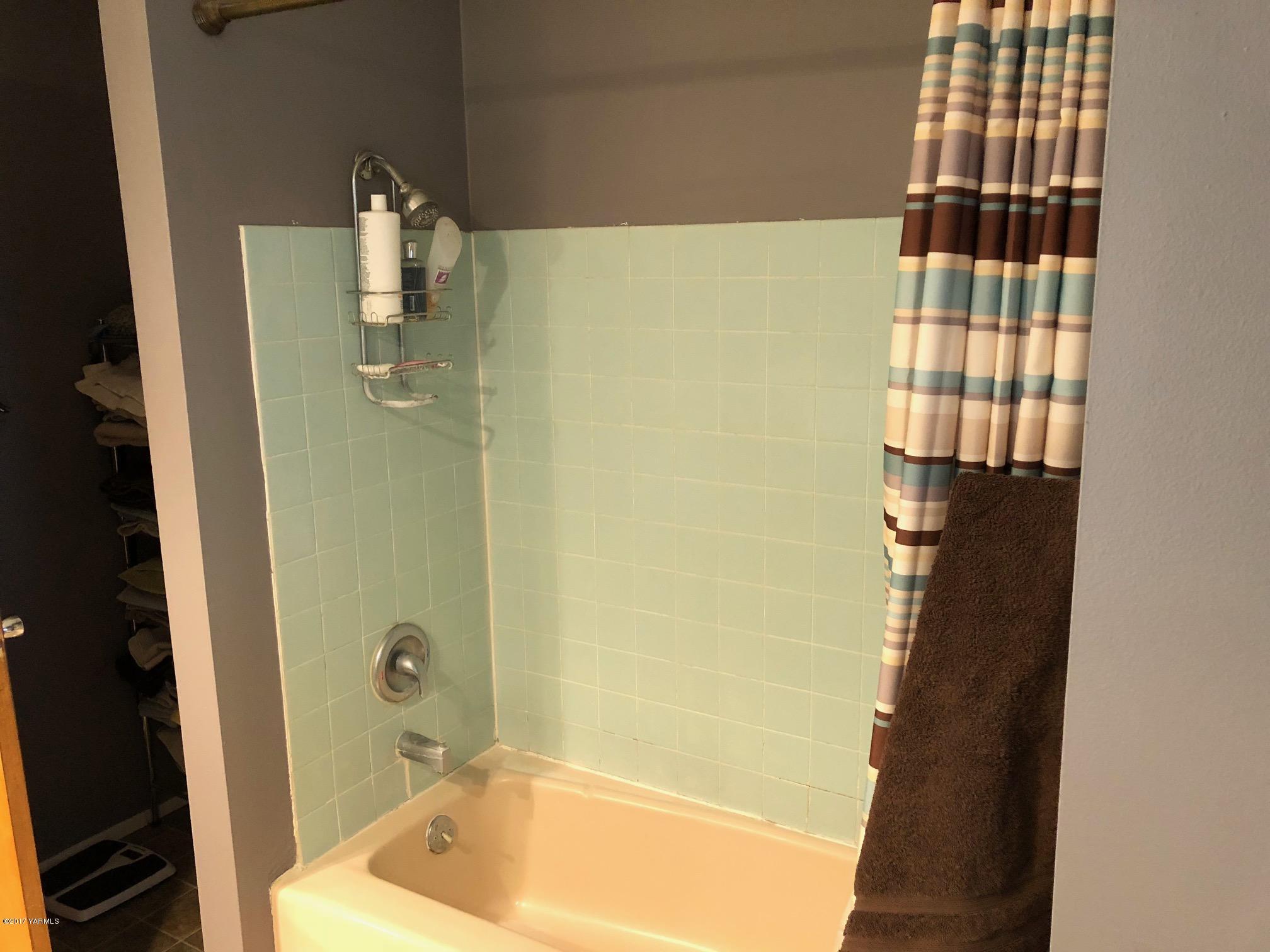 139601 Mccredie Road West Prosser, WA 99350 - Photo 40 of 55 a bathroom with a tub and shower