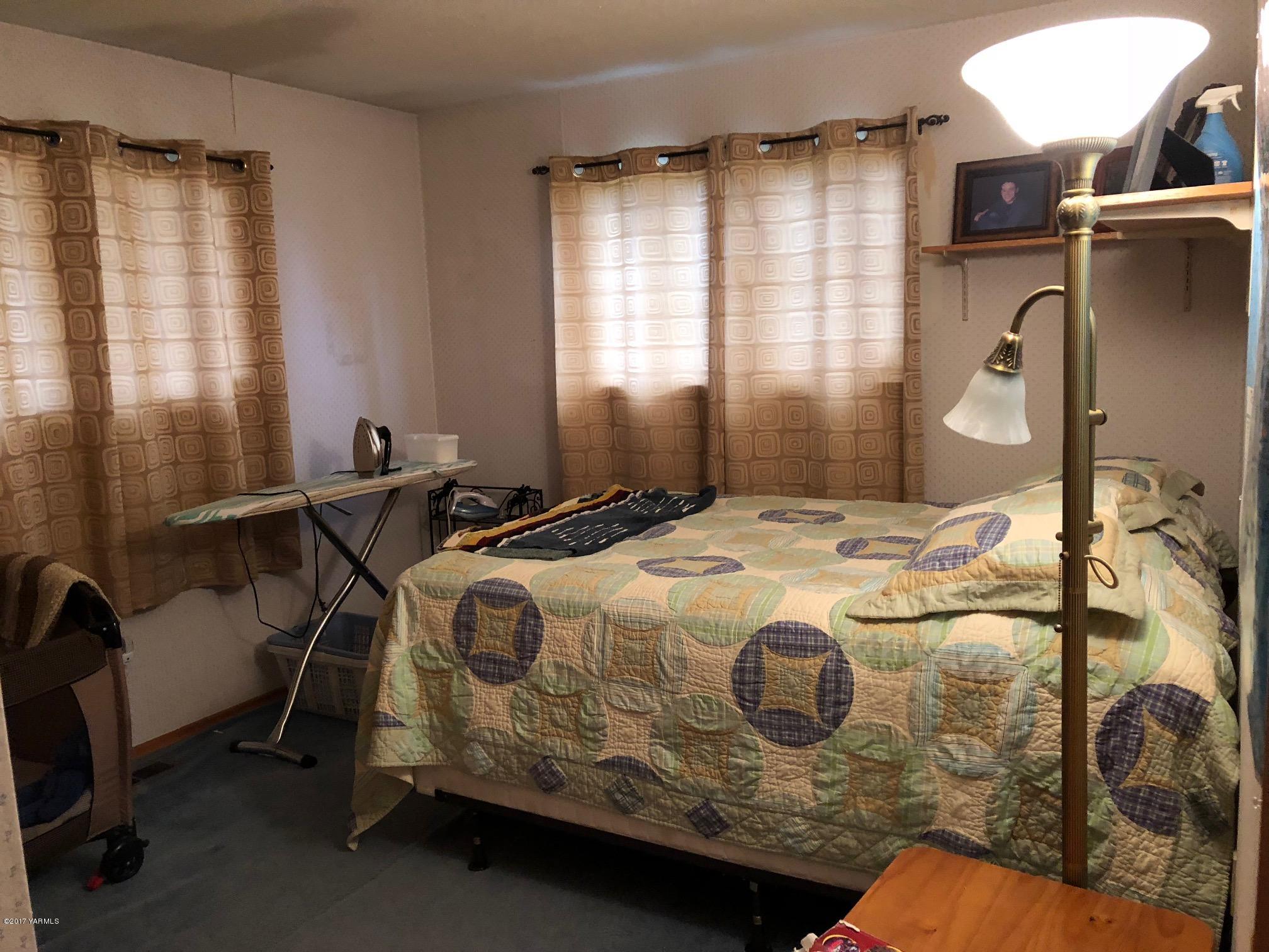 139601 Mccredie Road West Prosser, WA 99350 - Photo 41 of 55 a bedroom with a bed and a window