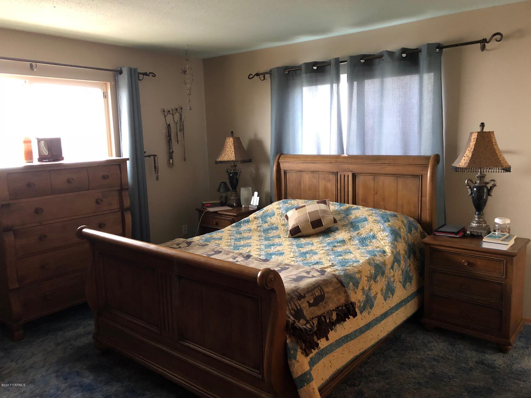 139601 Mccredie Road West Prosser, WA 99350 - Photo 42 of 55 a bed sitting in a bedroom next to a window