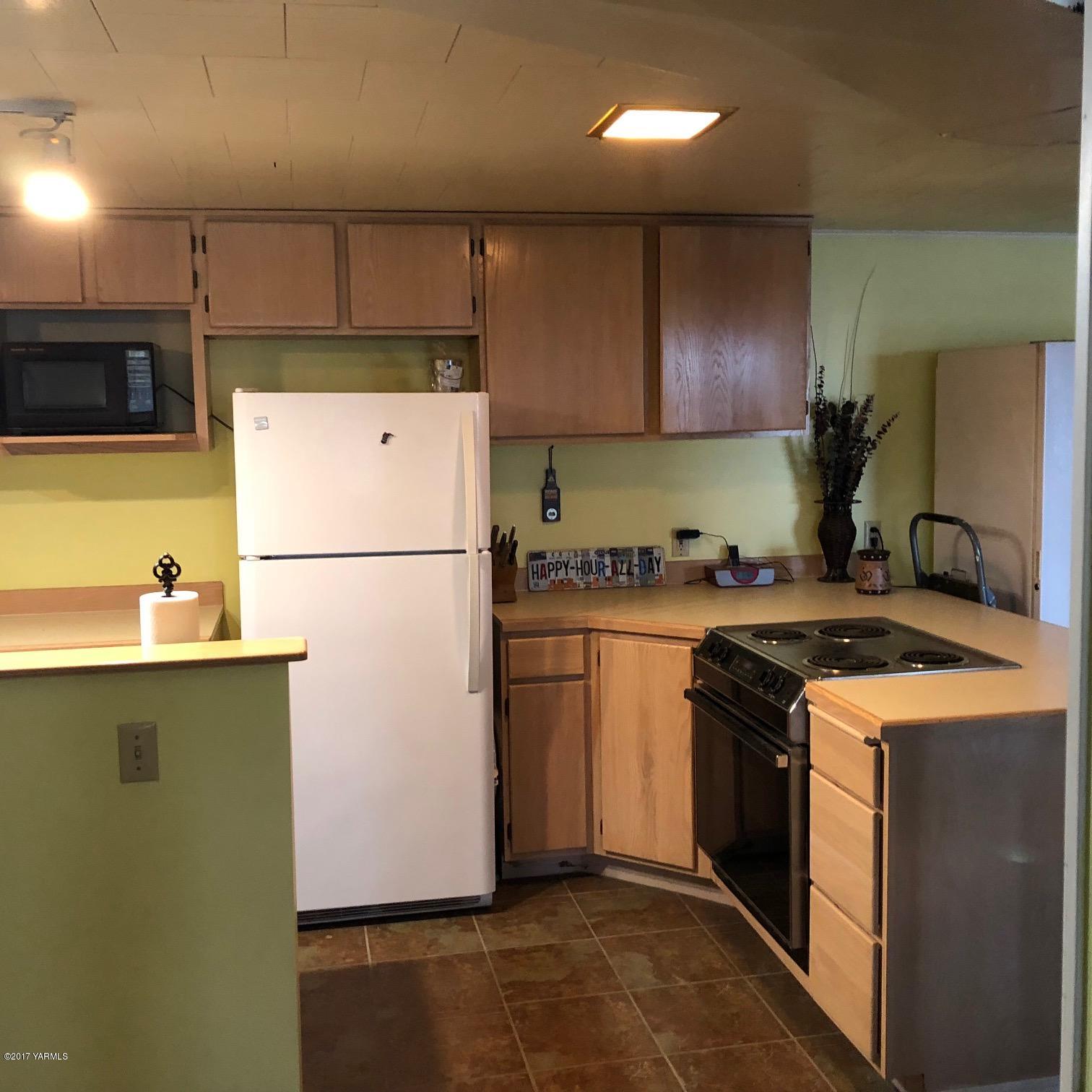 139601 Mccredie Road West Prosser, WA 99350 - Photo 45 of 55 a kitchen with a stove a refrigerator and a sink