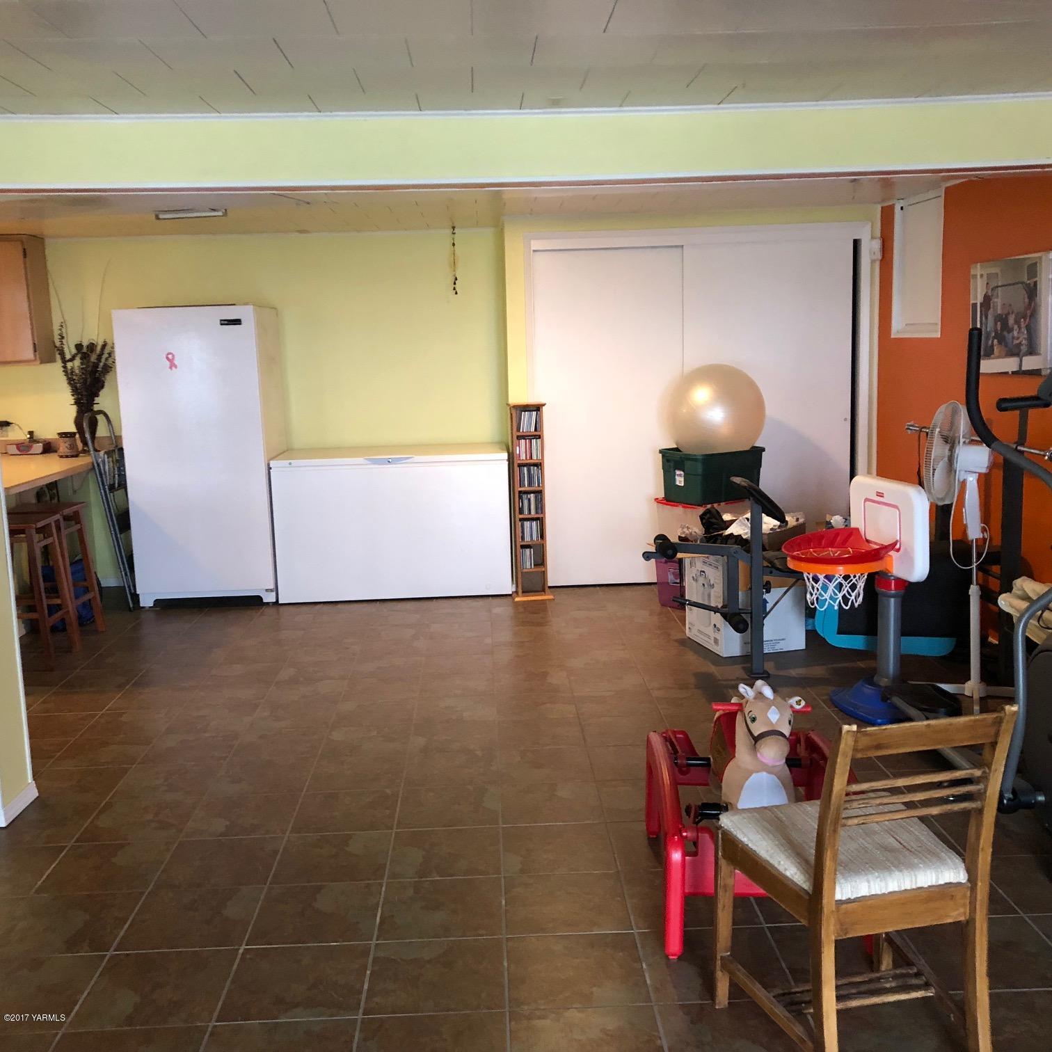 139601 Mccredie Road West Prosser, WA 99350 - Photo 47 of 55 a room with furniture and gym equipment