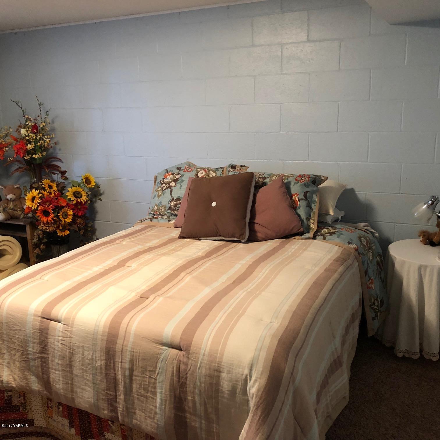 139601 Mccredie Road West Prosser, WA 99350 - Photo 51 of 55 a bed sitting in a bedroom next to a flower pot
