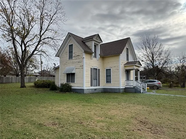 a view of a yard in front of a house