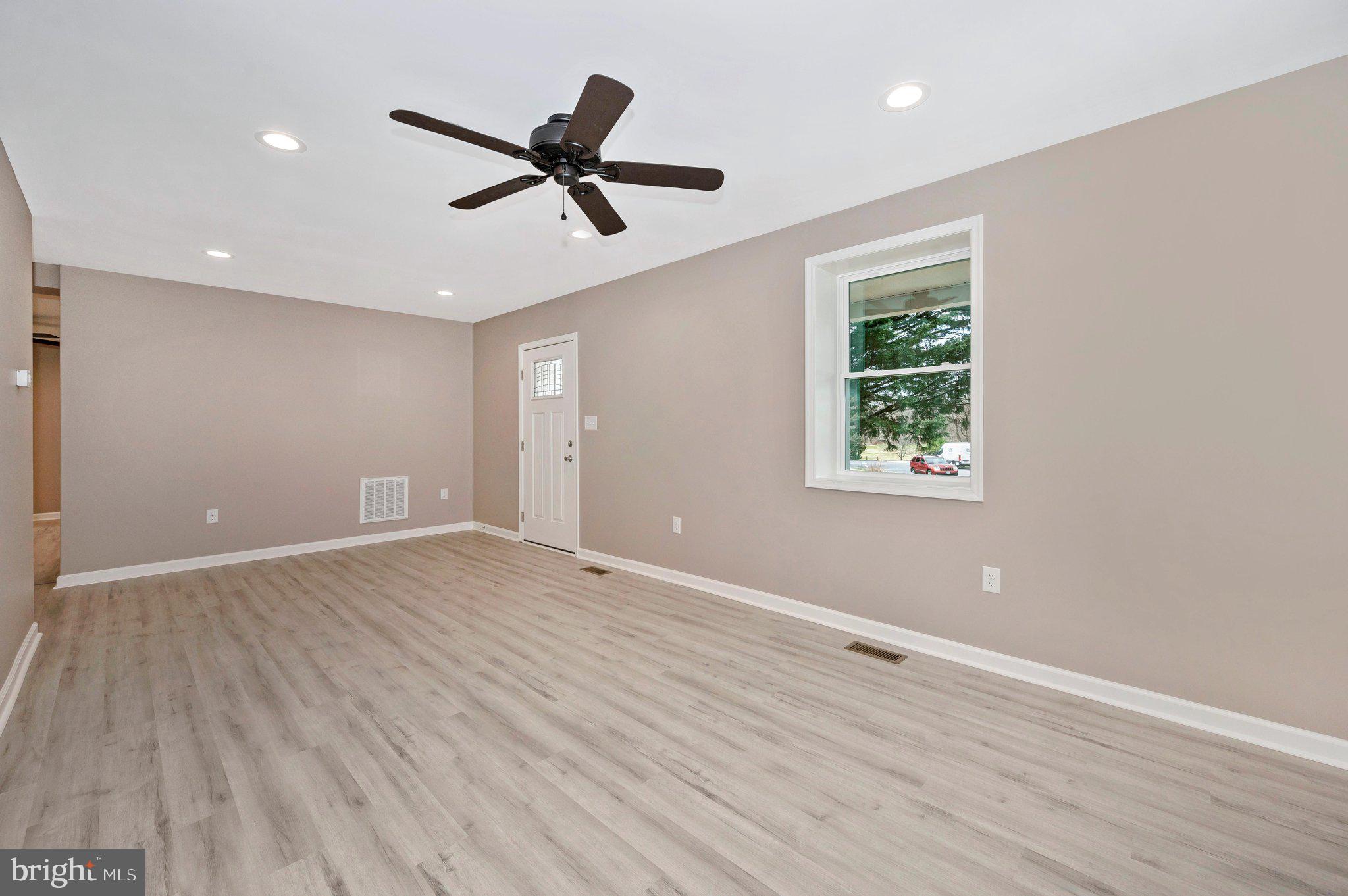 1125 Fairview Road Hagerstown, MD 21742 - Photo 7 of 57 Living Room