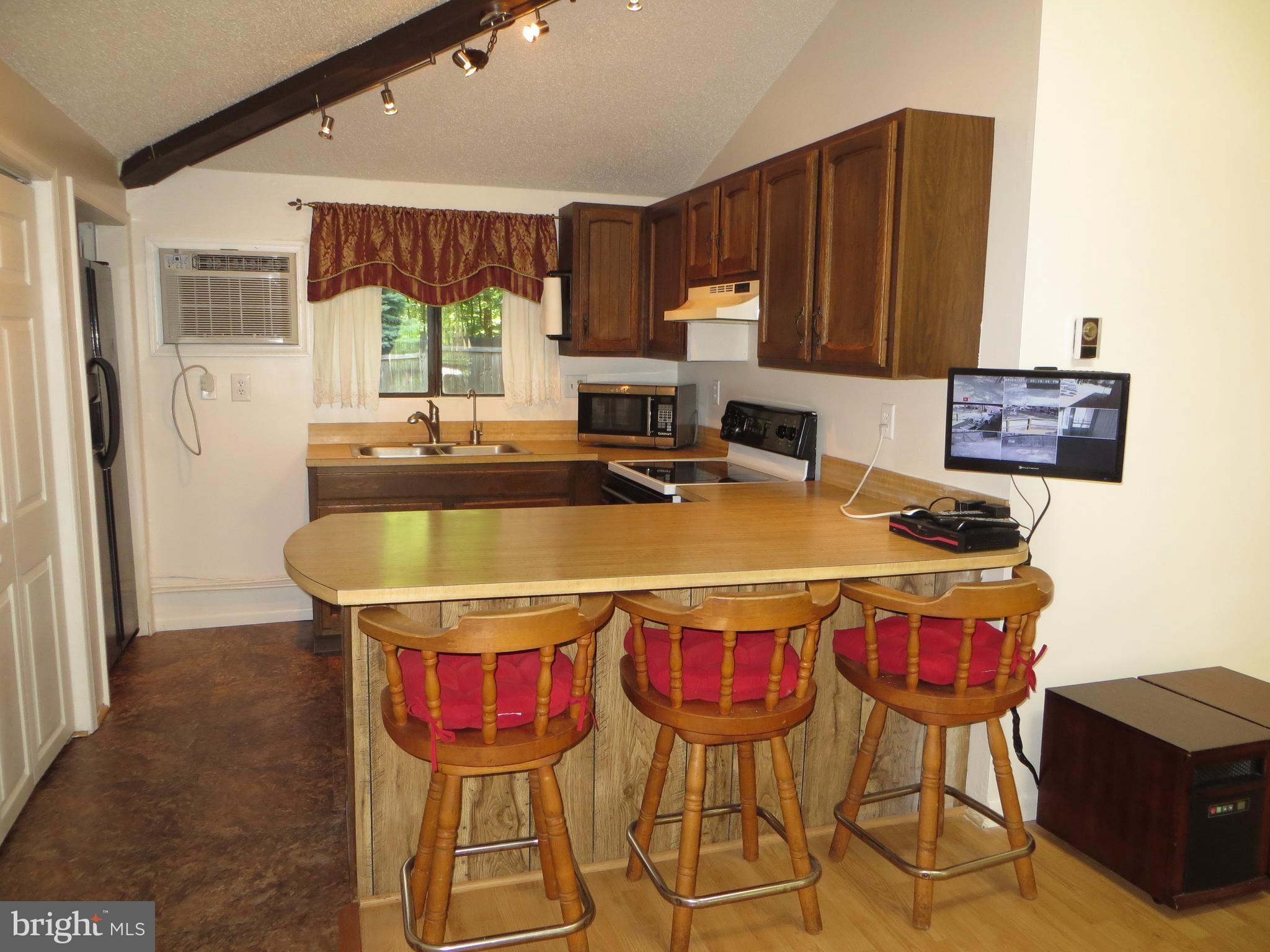 89 Ruffed Grouse Lane Hedgesville, WV 25427 - Photo 4 of 26 Kitchen w/Breakfast Bar