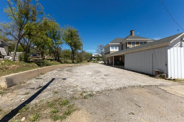 $299,999 | 1115 Austin Street, Coleman, TX 76834