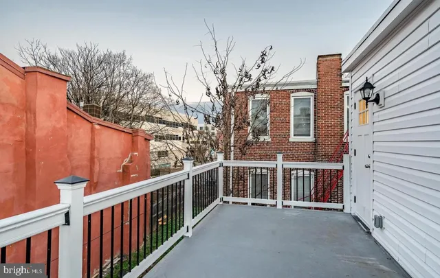 a view of a house with backyard and trees
