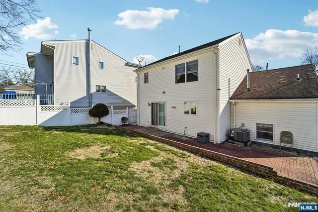 a view of a house with backyard