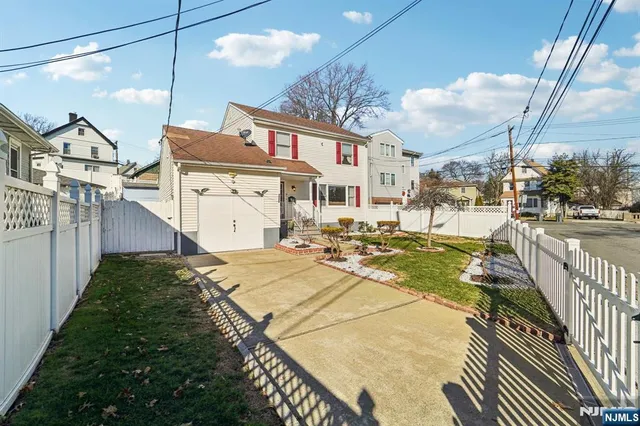 a view of a house with backyard