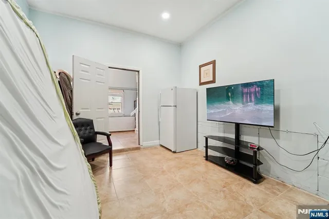 a view of an entryway with workspace