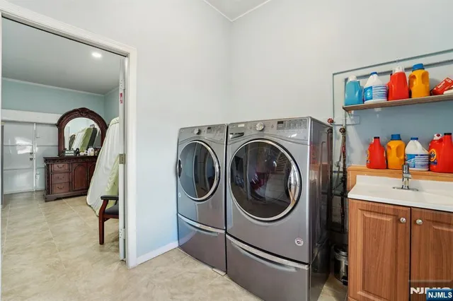 a view of a livingroom with washer and dryer