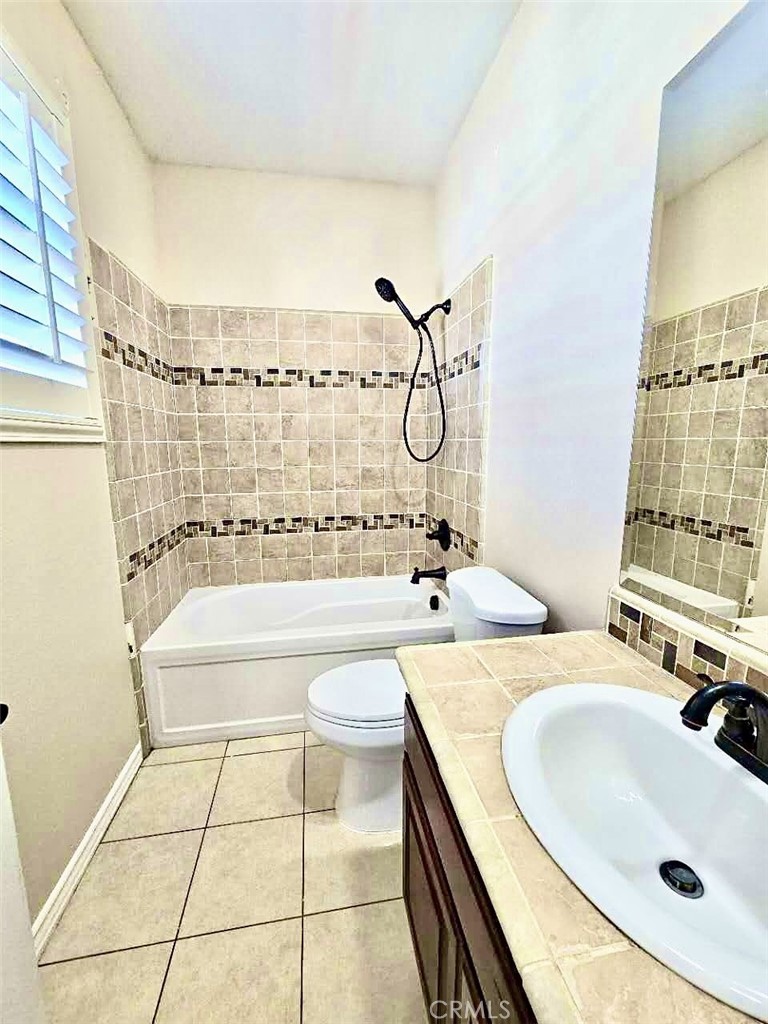 4512 Luigl Court Riverside, CA 92501 - Photo 14 of 15 Full Bathroom