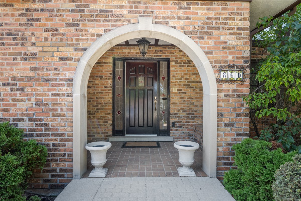 860 Heather Road Deerfield, IL 60015 - Photo 2 of 49