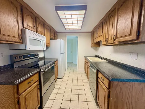 $2,500 | 605 Barnes Parkway, Nokomis, FL 34275