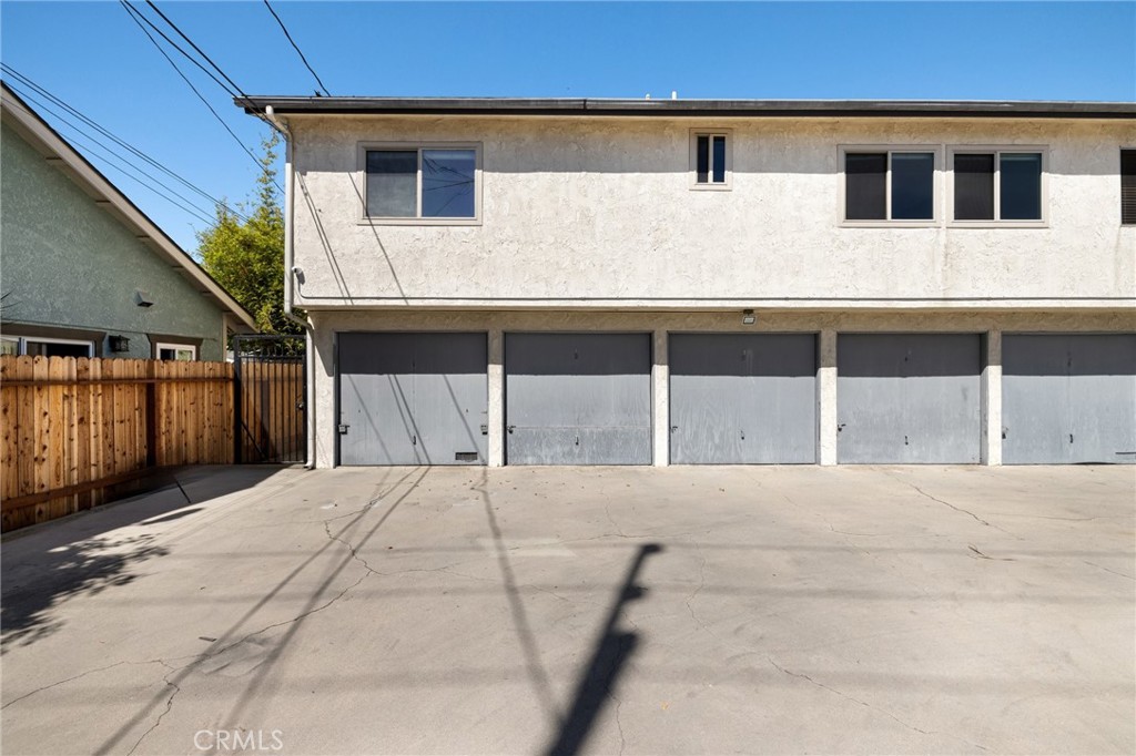 360 Gladys Avenue, Unit 2 Long Beach, CA 90814 - Photo 19 of 22 a backyard of a house with large window and brick wall