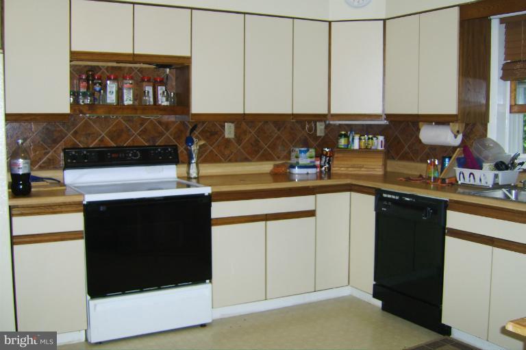 2249 Dr Stitely Road New Windsor, MD 21776 - Photo 9 of 27 Kitchen