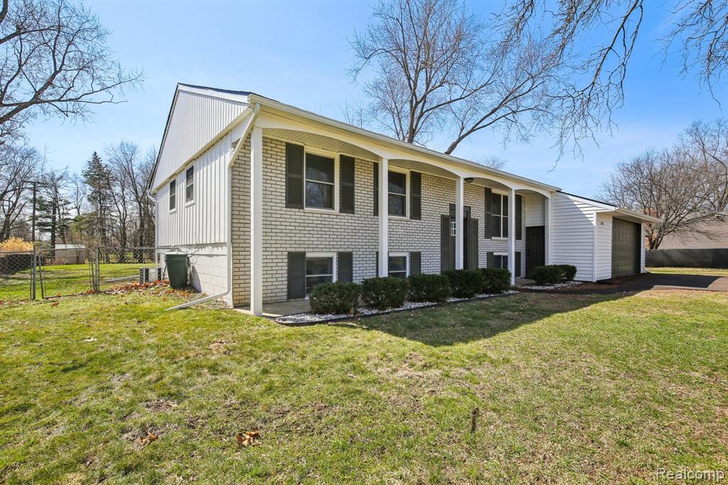 523 Glengary Road Wolverine Lake, MI 48390 - Photo 2 of 33