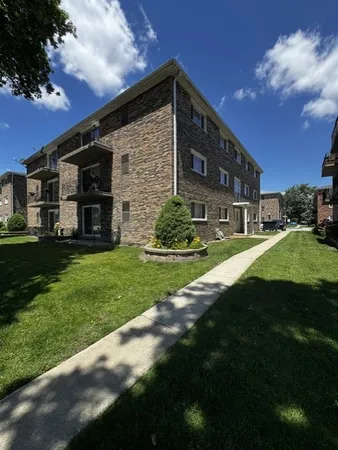 $235,000 | 5846 West 77th Street, Unit 303, Burbank, IL 60459