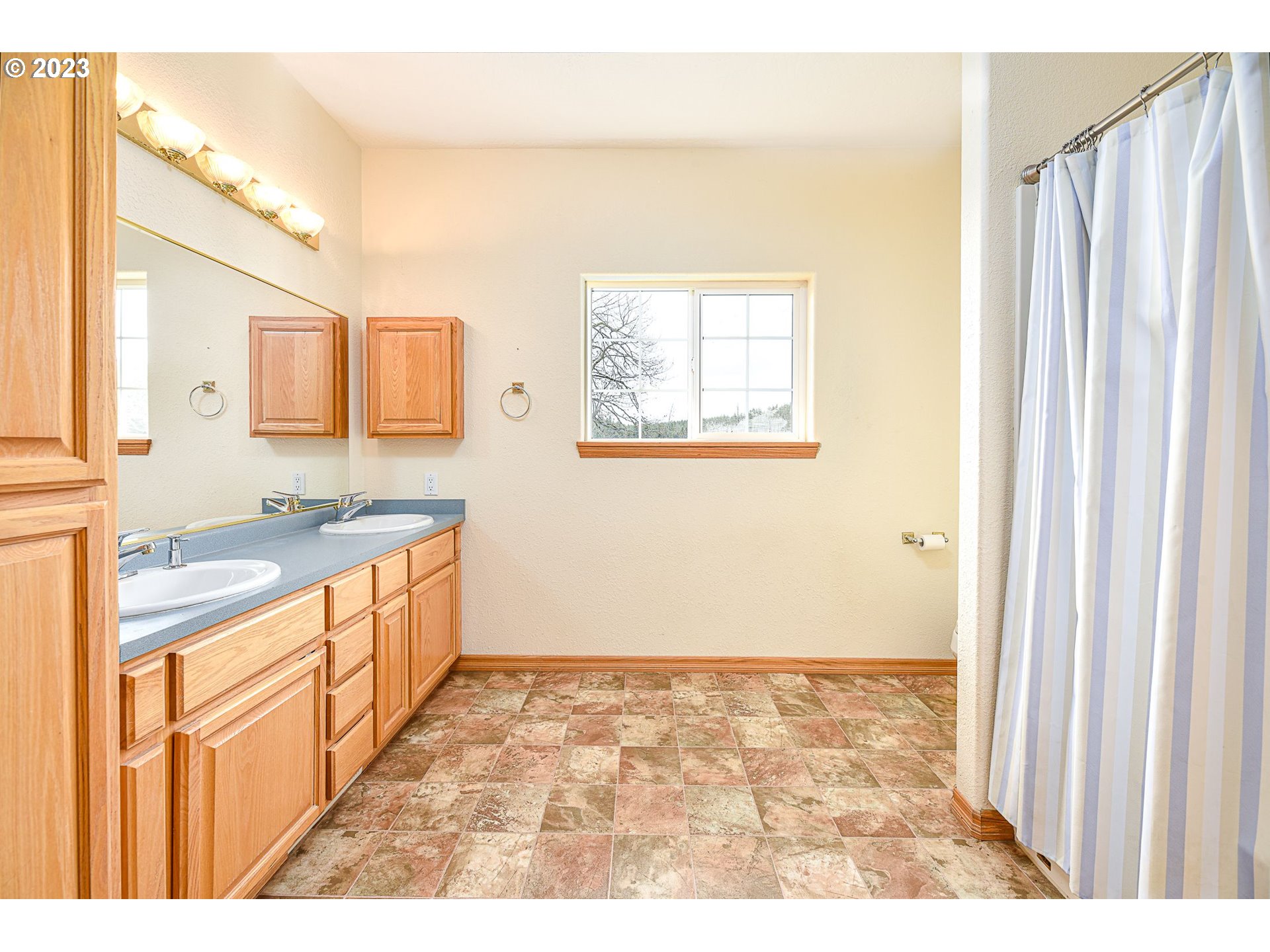 87424 Halderson Road Eugene, OR 97402 - Photo 15 of 32 Bathroom