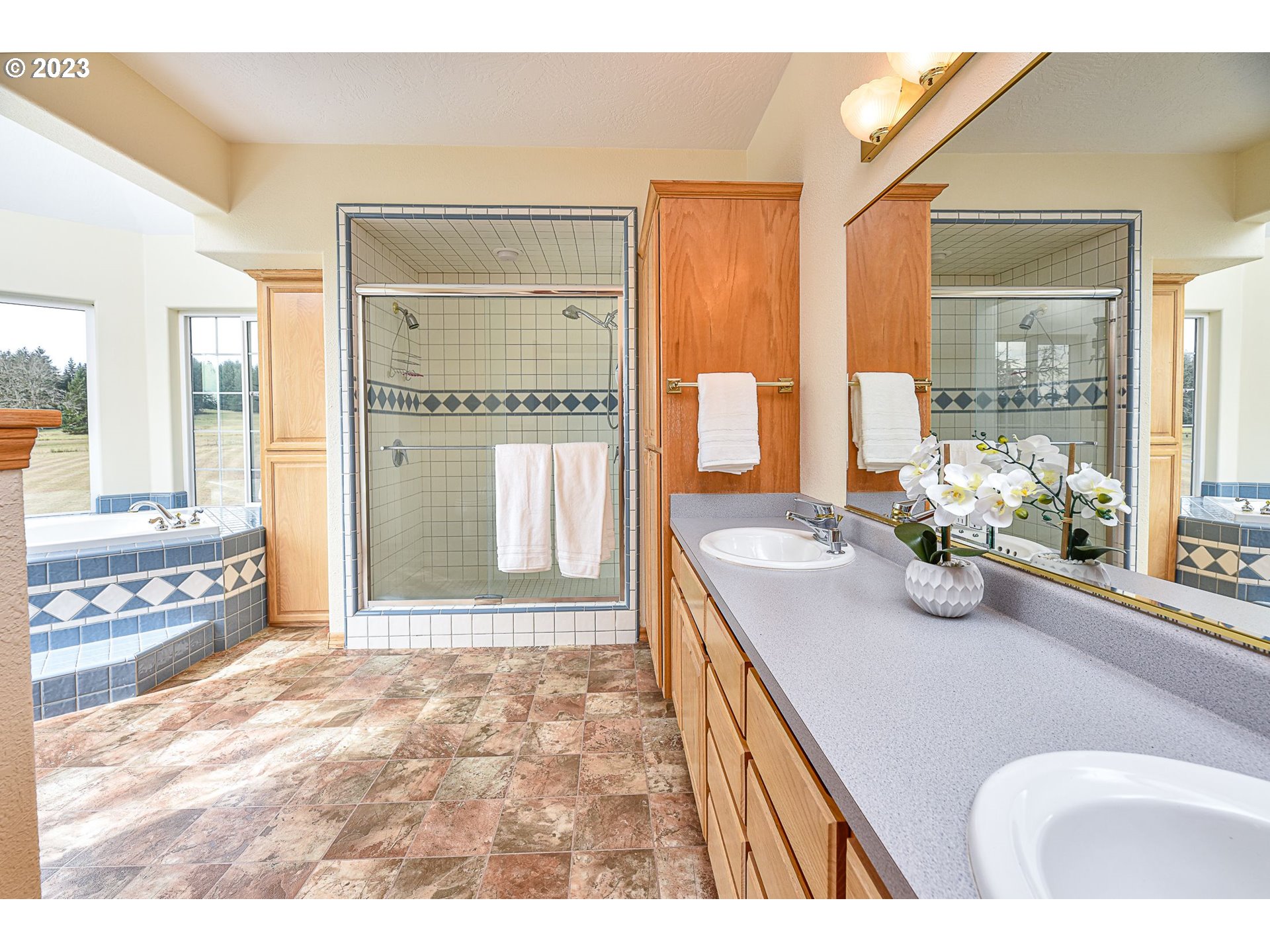 87424 Halderson Road Eugene, OR 97402 - Photo 19 of 32 Owner's Suite Bathroom