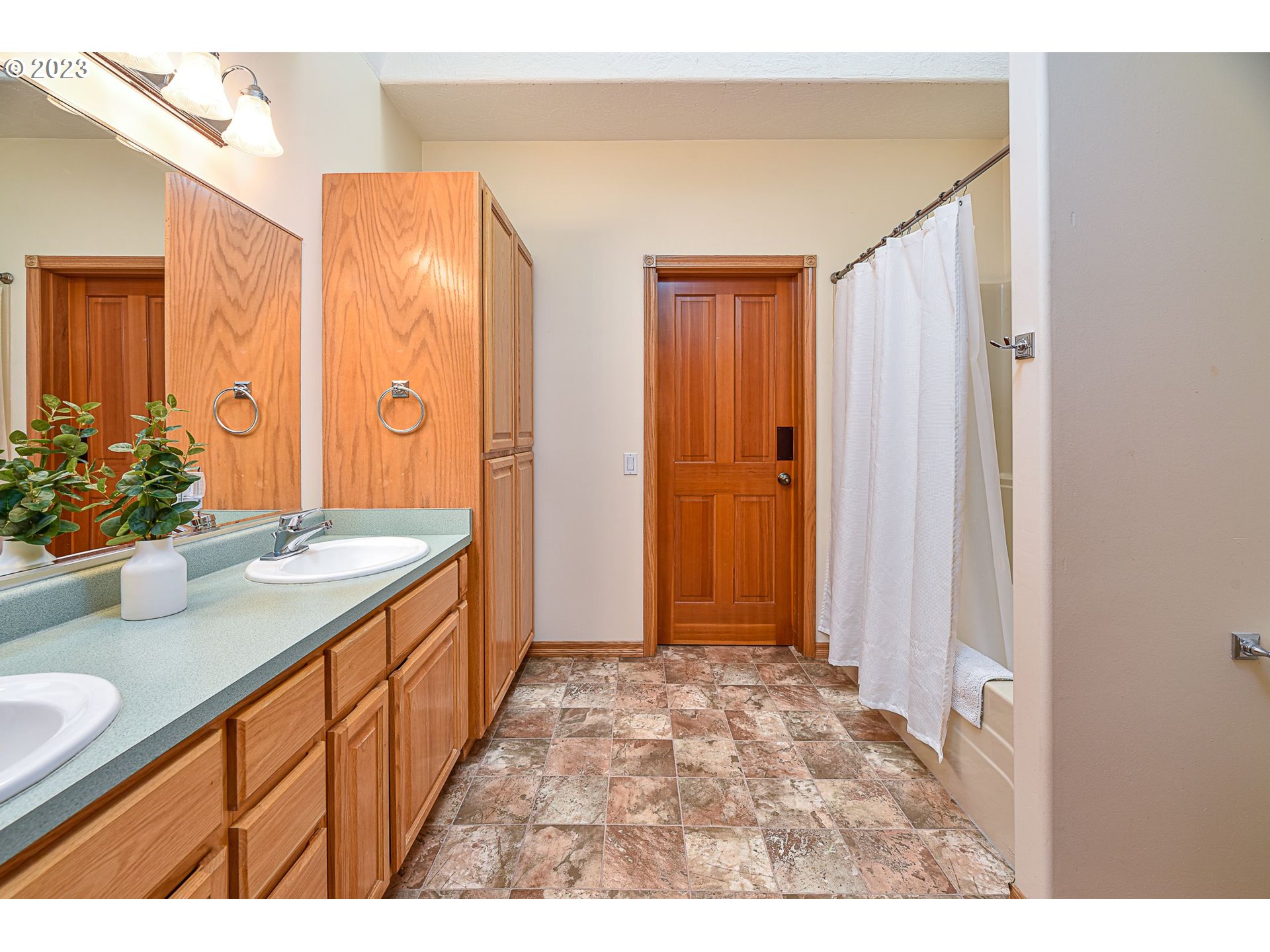 87424 Halderson Road Eugene, OR 97402 - Photo 25 of 32 Bathroom