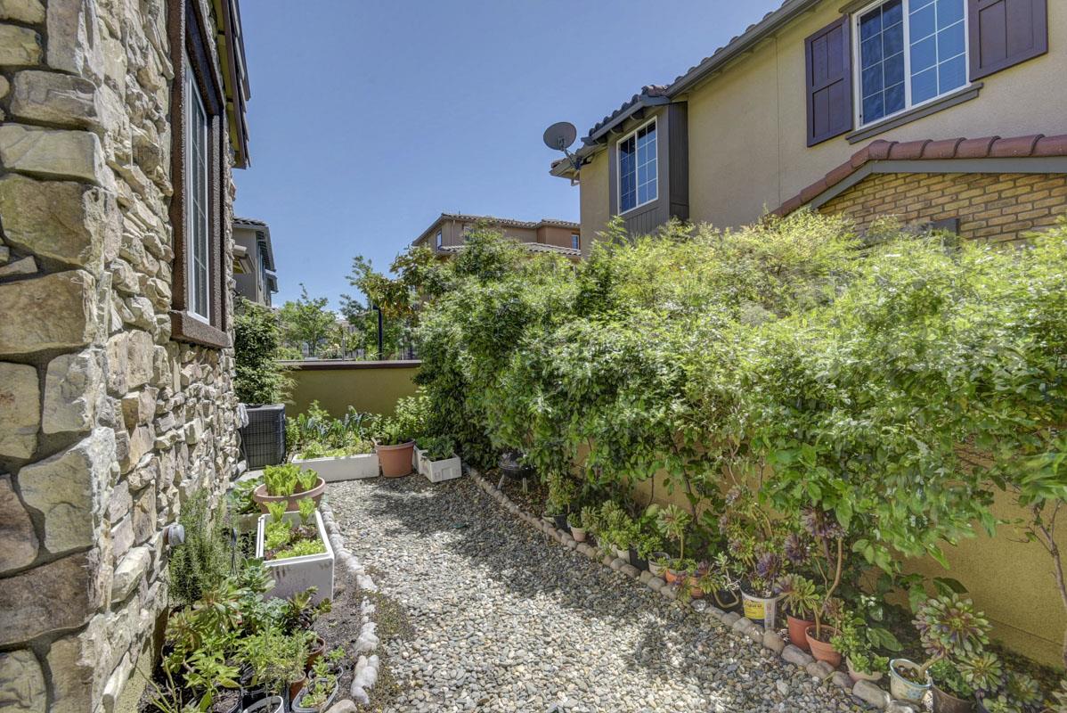 5373 Fioli Loop San Ramon, CA 94582 - Photo 23 of 31 a backyard of a house with outdoor seating