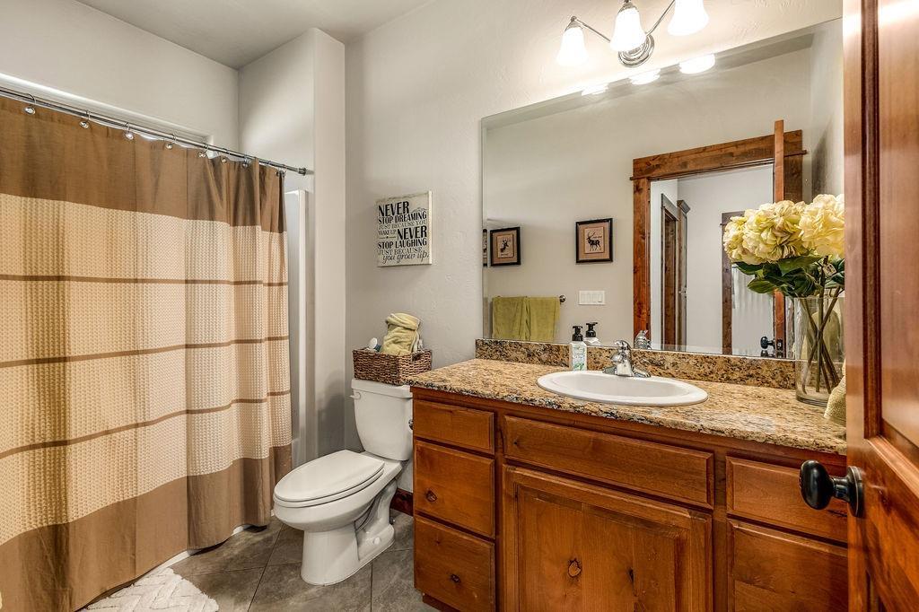 18902 Antioch Road White City, OR 97503 - Photo 20 of 36 Full Guest Bathroom