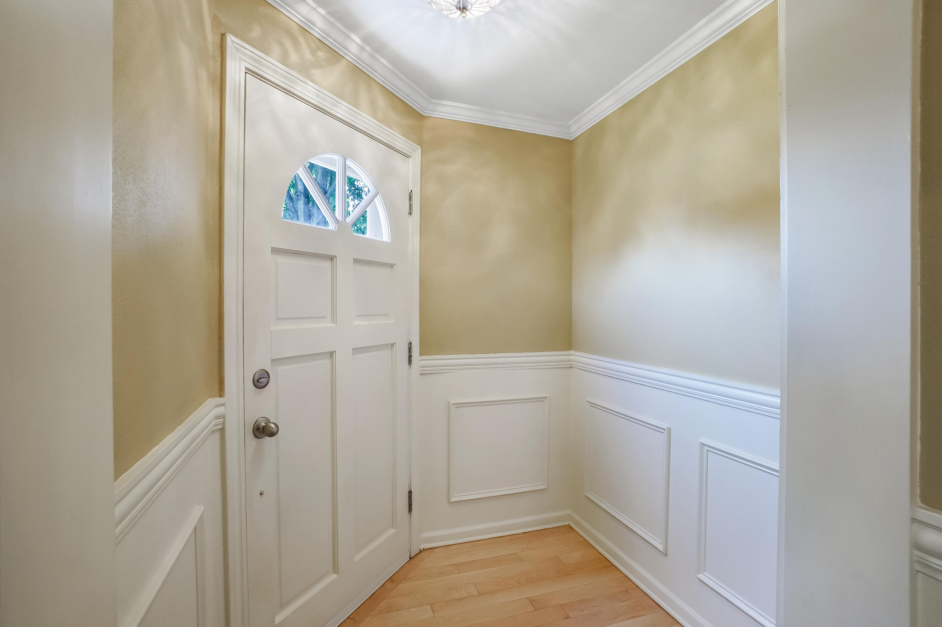 12800 Elmwood Road Elm Grove, WI 53122 - Photo 25 of 41 Foyer