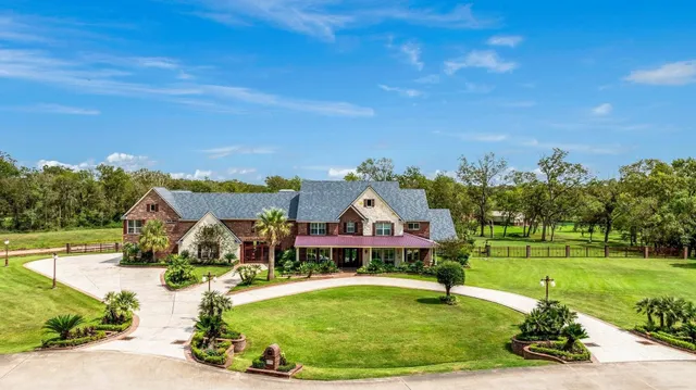 a view of a house with a big yard